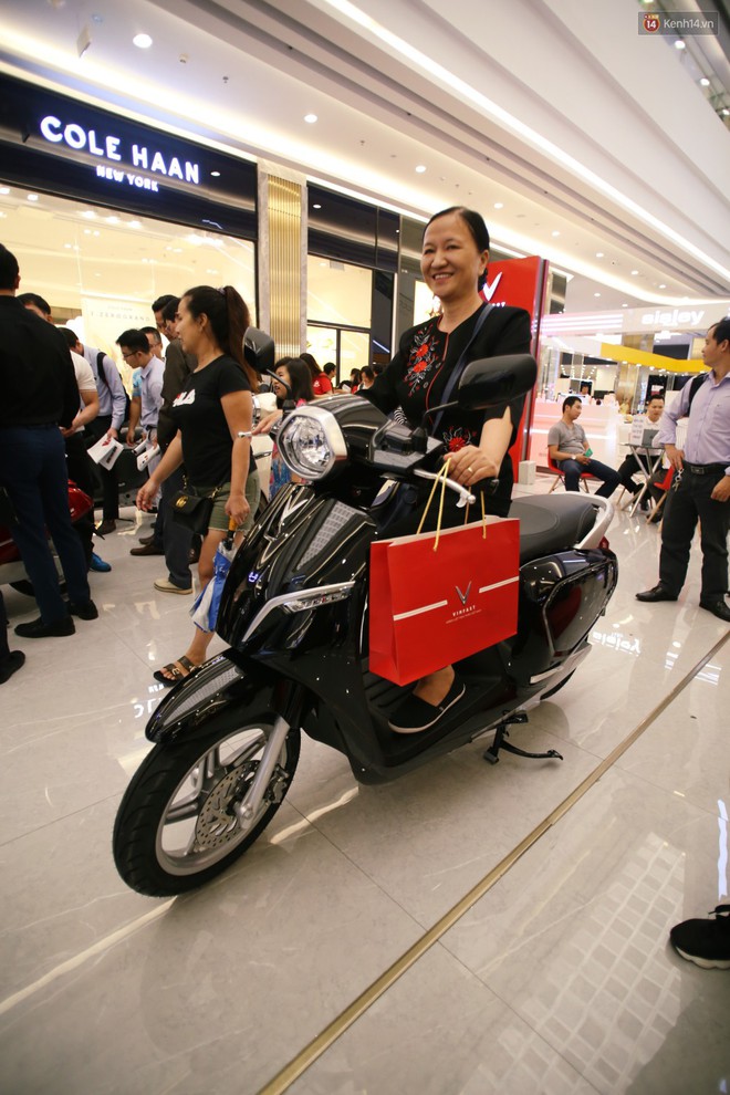 Sau màn ra mắt ấn tượng tại Hà Nội, VinFast tiếp tục thu hút hàng nghìn người dân tới tham quan và đặt mua tại Sài Gòn - Ảnh 16.