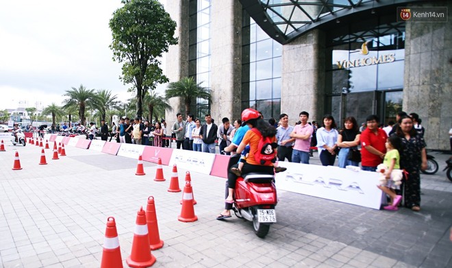 Người dân Sài Gòn hào hứng, xếp hàng dài chờ trải nghiệm xe máy điện thông minh Klara - Ảnh 6.