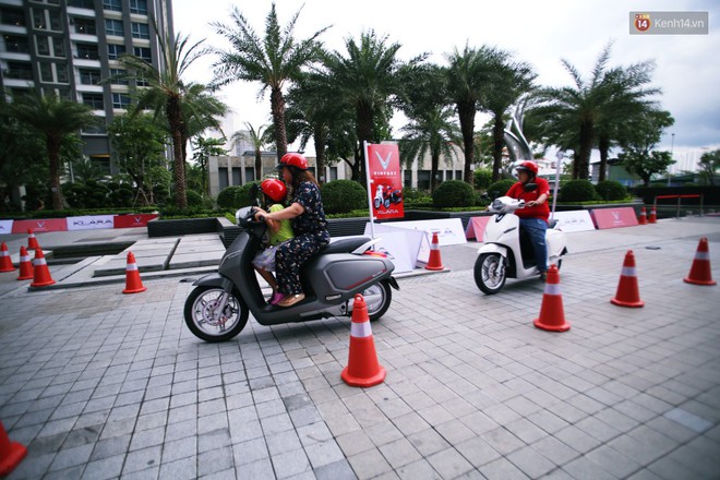 Người dân Sài Gòn hào hứng, xếp hàng dài chờ trải nghiệm xe máy điện thông minh Klara - Ảnh 15.