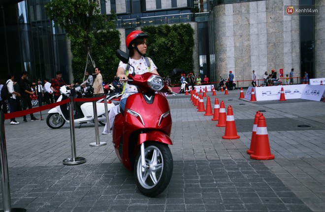 Người dân Sài Gòn hào hứng, xếp hàng dài chờ trải nghiệm xe máy điện thông minh Klara - Ảnh 8.