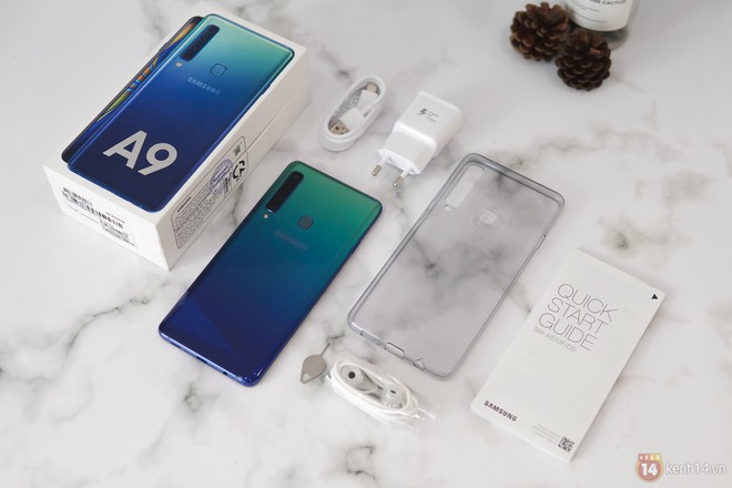 Mở hộp Galaxy A9 mới: Mặt lưng chuyển màu ấn tượng, 4 camera và selfie với sticker thuần Việt - Ảnh 9.