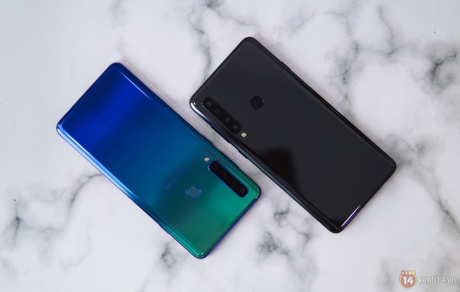 Mở hộp Galaxy A9 mới: Mặt lưng chuyển màu ấn tượng, 4 camera và selfie với sticker thuần Việt - Ảnh 10.