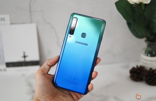 Mở hộp Galaxy A9 mới: Mặt lưng chuyển màu ấn tượng, 4 camera và selfie với sticker thuần Việt - Ảnh 7.