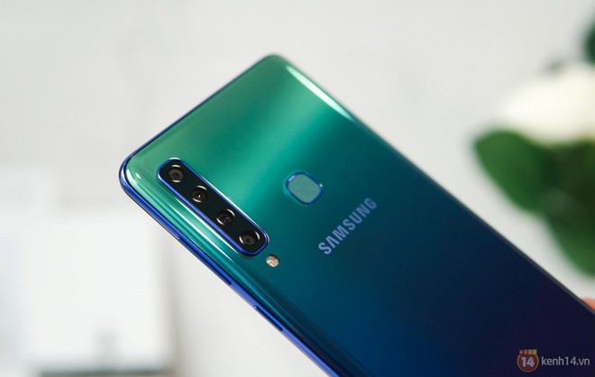 Mở hộp Galaxy A9 mới: Mặt lưng chuyển màu ấn tượng, 4 camera và selfie với sticker thuần Việt - Ảnh 1.