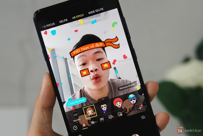 Mở hộp Galaxy A9 mới: Mặt lưng chuyển màu ấn tượng, 4 camera và selfie với sticker thuần Việt - Ảnh 5.