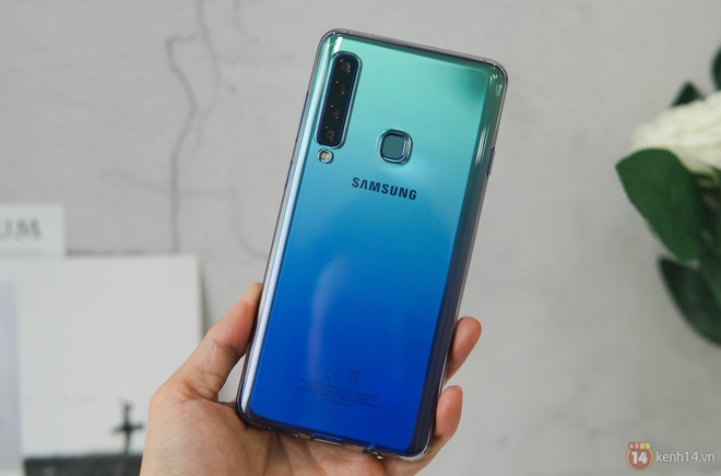 Mở hộp Galaxy A9 mới: Mặt lưng chuyển màu ấn tượng, 4 camera và selfie với sticker thuần Việt - Ảnh 17.