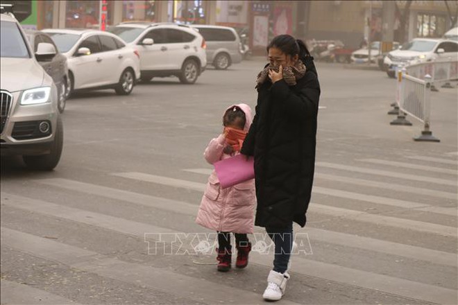 Sương m&ugrave; d&agrave;y đặc, Trung Quốc ban bố b&aacute;o động da cam  - Ảnh 1.