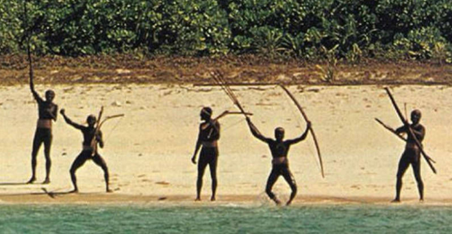 Đoạn băng hiếm ghi lại hai thái độ trái ngược của bộ lạc Sentinelese khi tiếp xúc với người ngoài: Thân thiện và Hung bạo - Ảnh 4.