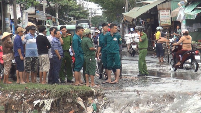 Nam thanh niên bị nước cuốn mất tích khi đang đi xe máy về nhà trong cơn bão số 9 ở Sài Gòn - Ảnh 1.