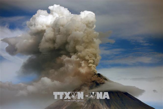 Núi lửa hoạt động mạnh nhất ở Philippines tiếp tục phun tro bụi - Ảnh 1.