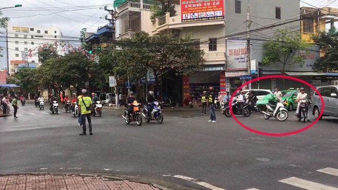 Công an truy tìm nhóm phượt thủ ngang nhiên chặn đường để đoàn xe của mình chạy qua ngã tư như xe ưu tiên - Ảnh 3.