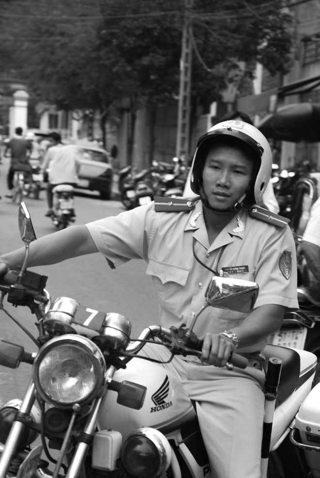 Tác giả bộ ảnh CSGT bắt cướp ở Sài Gòn 11 năm trước: Thật kì diệu vì họ có thể thuyết phục tên cướp buông kiếm đầu hàng - Ảnh 9.