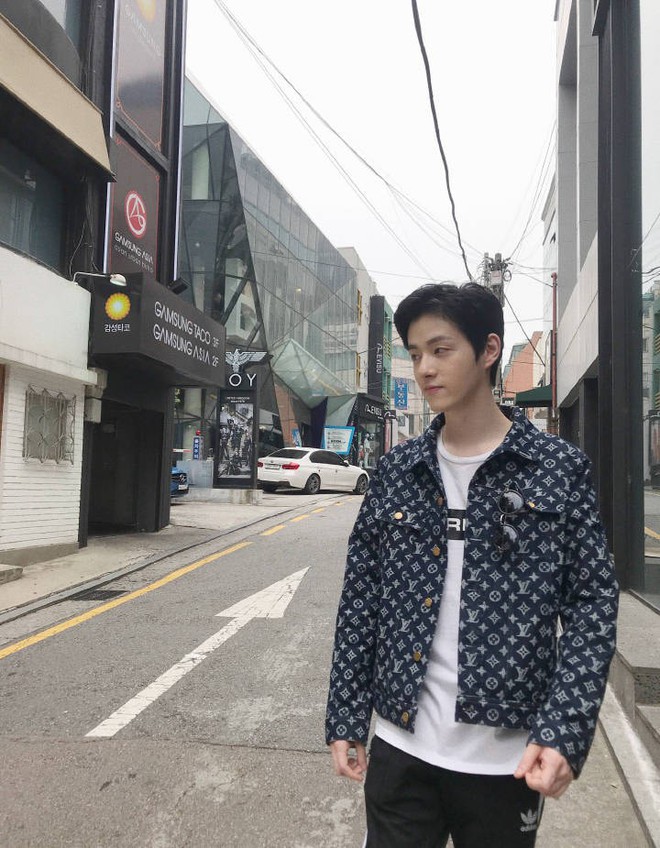 2 th&iacute; sinh 17 tuổi chưa debut khiến Cbiz x&ocirc;n xao: Người con nh&agrave; n&ograve;i, kẻ em trai thiếu gia kh&eacute;t tiếng Vương Tư Th&ocirc;ng - Ảnh 13.