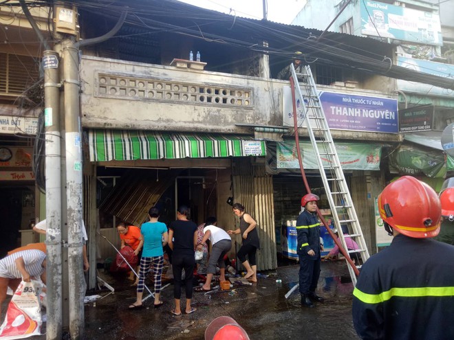 2 căn nhà liền kề bốc cháy dữ dội ở Sài Gòn, nhiều người bỏ chạy thoát thân - Ảnh 5.