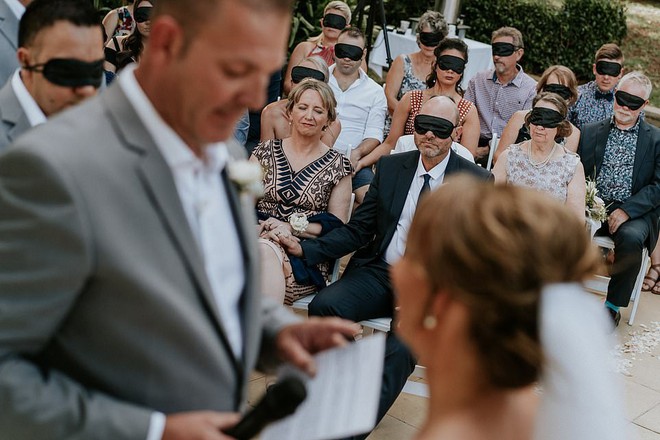 Câu chuyện đẹp đằng sau bức ảnh các vị khách cùng đeo bịt mắt trong đám cưới - Ảnh 1.