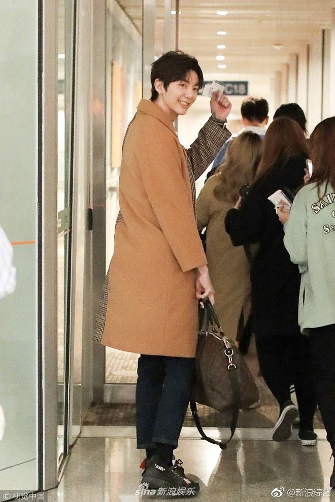 2 th&iacute; sinh 17 tuổi chưa debut khiến Cbiz x&ocirc;n xao: Người con nh&agrave; n&ograve;i, kẻ em trai thiếu gia kh&eacute;t tiếng Vương Tư Th&ocirc;ng - Ảnh 3.