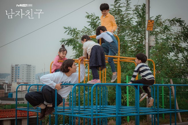 Không chỉ dịu dàng trên phim, Park Bo Gum còn là anh chú cực thân thiện ở hậu trường Encounter - Ảnh 1.