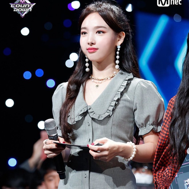 Nhìn Jennie diện “váy đôi” với Nayeon (Twice) trong cùng 1 ngày, fan Black Pink lại không biết nên vui hay buồn - Ảnh 5.