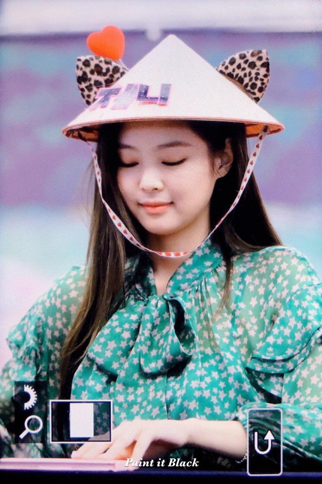 Giữa lúc netizen Việt đang rộ trend công kích đủ điều, Jennie (Black Pink) vẫn đội nón lá cười tít mắt cực xinh - Ảnh 6.