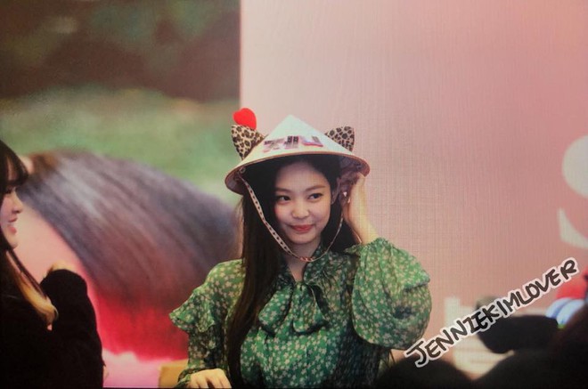 Giữa lúc netizen Việt đang rộ trend công kích đủ điều, Jennie (Black Pink) vẫn đội nón lá cười tít mắt cực xinh - Ảnh 2.