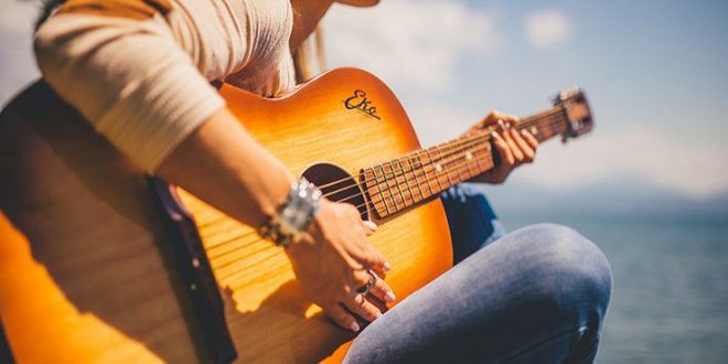 Cặp từ Tiếng Anh đa số người Việt đều dùng sai: He plays the guitar very ... , bạn chọn good hay well? - Ảnh 1.