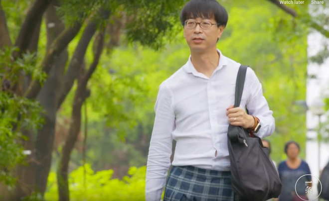 Nam giáo sư Hong Kong thích mặc váy, trang điểm khi đi dạy: Người ta bảo tôi là gay nhưng tôi không khó chịu - Ảnh 1.