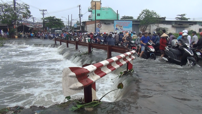 Đã tìm thấy thi thể nam sinh viên bị nước cuốn mất tích trong cơn bão số 9 ở Sài Gòn - Ảnh 1.