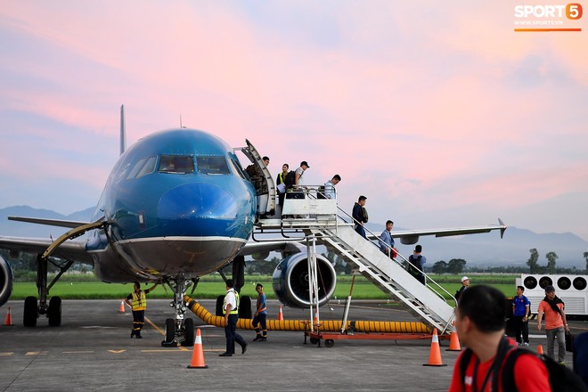 Tuyển Việt Nam ăn &ocirc; mai chống đ&oacute;i chờ nhập cảnh Philippines - Ảnh 10.