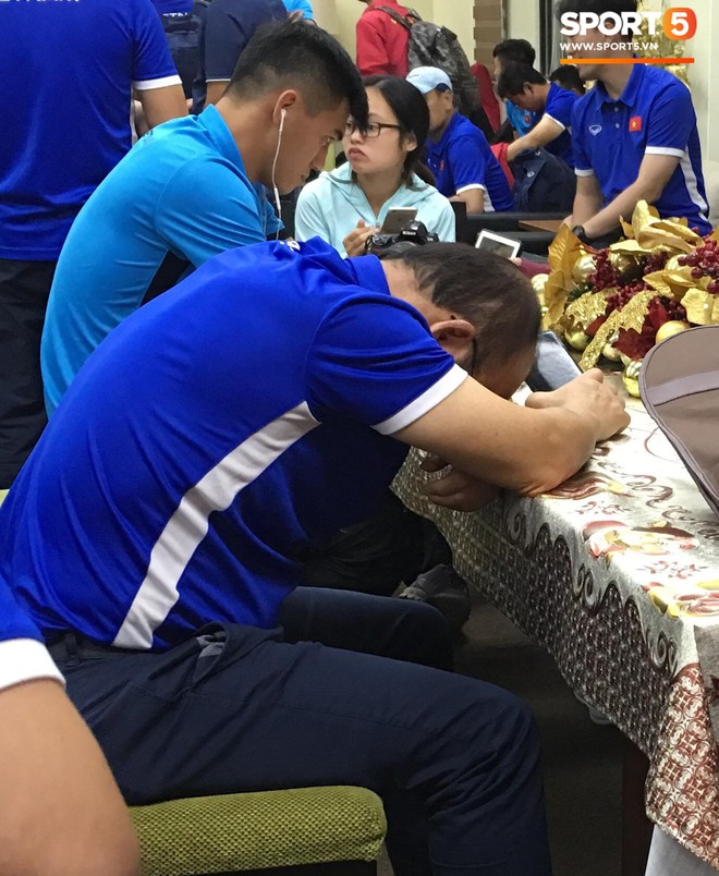 Tuyển Việt Nam ăn &ocirc; mai chống đ&oacute;i chờ nhập cảnh Philippines - Ảnh 7.