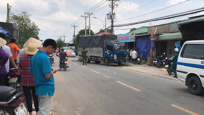 Tông vào xe tải đang lùi từ trong nhà ra đường, 2 thanh niên thương vong ở Sài Gòn - Ảnh 1.