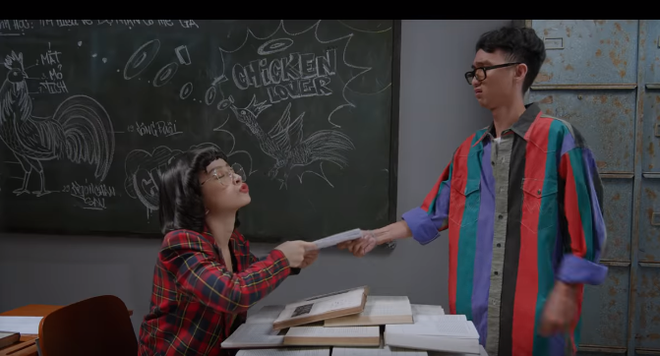 Đề văn: Ph&acirc;n t&iacute;ch h&igrave;nh ảnh gia s&uacute;c gia cầm, đặc biệt l&agrave; lo&agrave;i lợn trong MV Mời anh v&agrave;o Team em của Chi Pu - Ảnh 6.