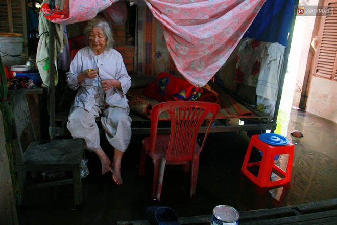 Nước bẩn ngập nhà sau bão Usagi ở Sài Gòn đến nay vẫn không rút, cụ bà 4 ngày chưa thể ra khỏi giường - Ảnh 4.