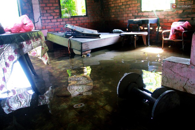 Nước bẩn ngập nhà sau bão Usagi ở Sài Gòn đến nay vẫn không rút, cụ bà 4 ngày chưa thể ra khỏi giường - Ảnh 11.