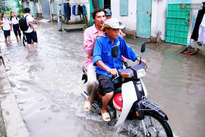 Nước bẩn ngập nhà sau bão Usagi ở Sài Gòn đến nay vẫn không rút, cụ bà 4 ngày chưa thể ra khỏi giường - Ảnh 1.