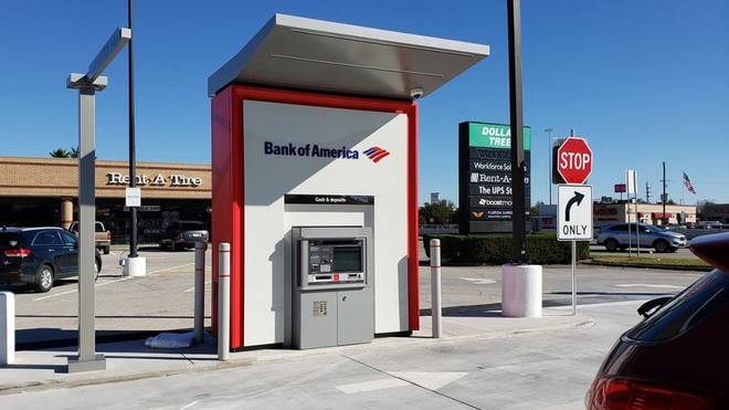 Dân đổ xô tới cây ATM rút 10 USD được 100 USD - Ảnh 1.