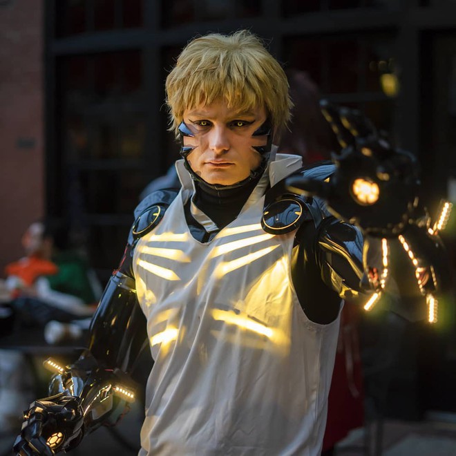 Đẳng cấp cosplay hơn cả kỹ xảo Hollywood: Hóa thành Genos (One Punch Man) tung chưởng khói lửa như thật - Ảnh 4.