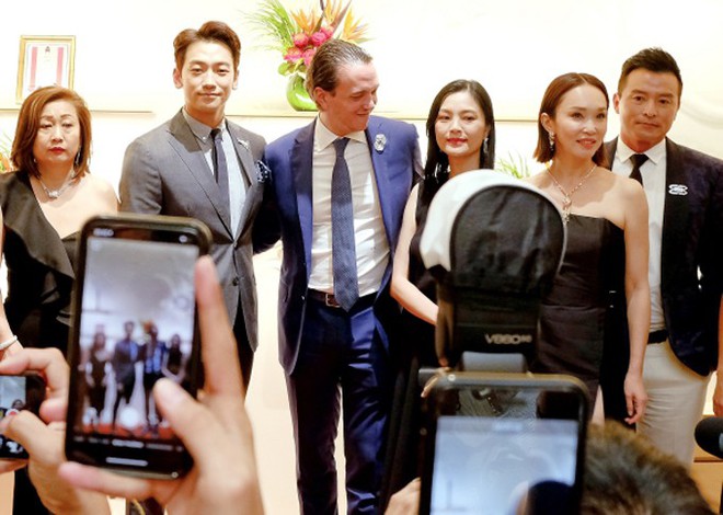 Tâm lý như Kim Tae Hee: Vừa về từ Việt Nam đã bay vội sang Singapore gặp chồng Bi Rain giữa lùm xùm đòi nợ - Ảnh 4.