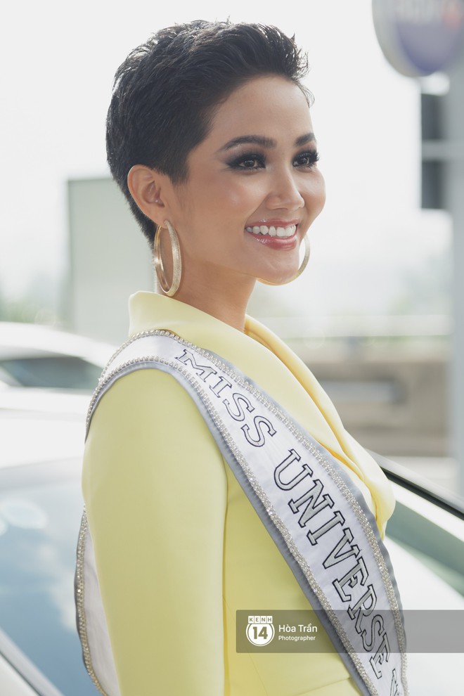 Gia đình HHen Niê diện trang phục người Ê-Đê, tiễn chân con gái bản làng đến Thái tham dự Miss Universe - Ảnh 3.
