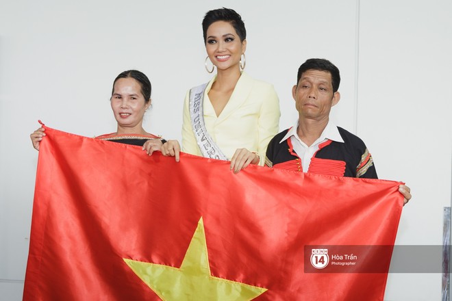 Gia đình HHen Niê diện trang phục người Ê-Đê, tiễn chân con gái bản làng đến Thái tham dự Miss Universe - Ảnh 12.
