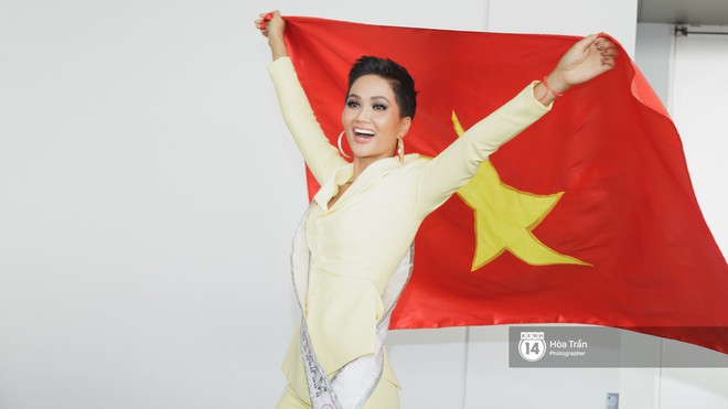 Gia đình HHen Niê diện trang phục người Ê-Đê, tiễn chân con gái bản làng đến Thái tham dự Miss Universe - Ảnh 5.