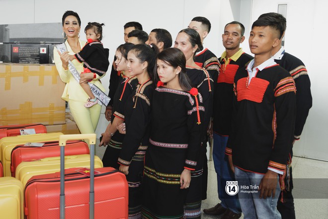Gia đình HHen Niê diện trang phục người Ê-Đê, tiễn chân con gái bản làng đến Thái tham dự Miss Universe - Ảnh 11.