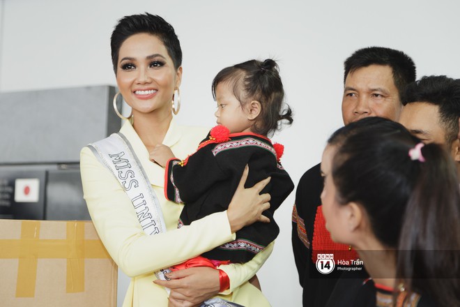 Gia đình HHen Niê diện trang phục người Ê-Đê, tiễn chân con gái bản làng đến Thái tham dự Miss Universe - Ảnh 17.