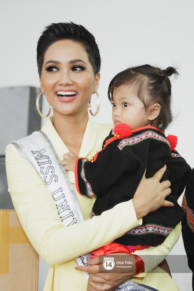 Gia đình HHen Niê diện trang phục người Ê-Đê, tiễn chân con gái bản làng đến Thái tham dự Miss Universe - Ảnh 16.