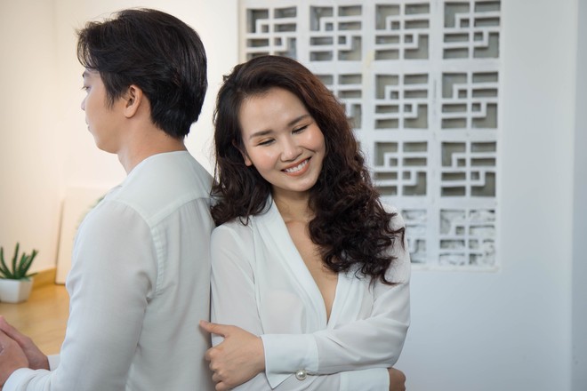 Võ Hạ Trâm ngượng ngùng khi diễn cảnh tình cảm với Lân Nhã trong MV mới - Ảnh 3. Võ Hạ Trâm ngượng ngùng khi diễn cảnh tình cảm với Lân Nhã trong MV mới - Ảnh 3.