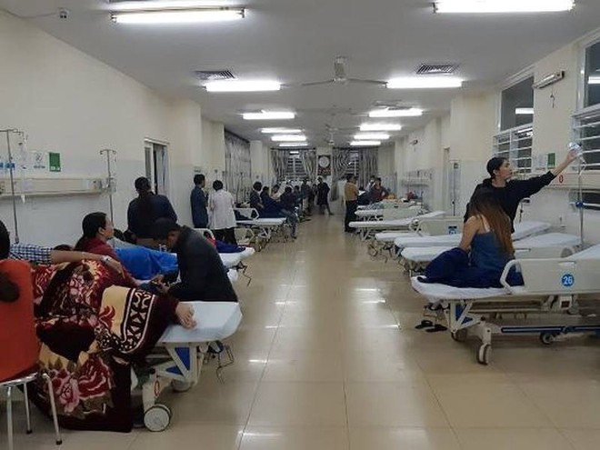 Hơn 60 người nhập viện sau khi ăn b&aacute;nh mỳ tại c&ugrave;ng 1 qu&aacute;n ven đường ở Đắk Lắk - Ảnh 1.