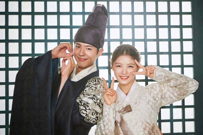 Park Bo Gum và Kim Yoo Jung đối đầu thẳng bên trên lối đua phim Hàn - Hình ảnh 2.