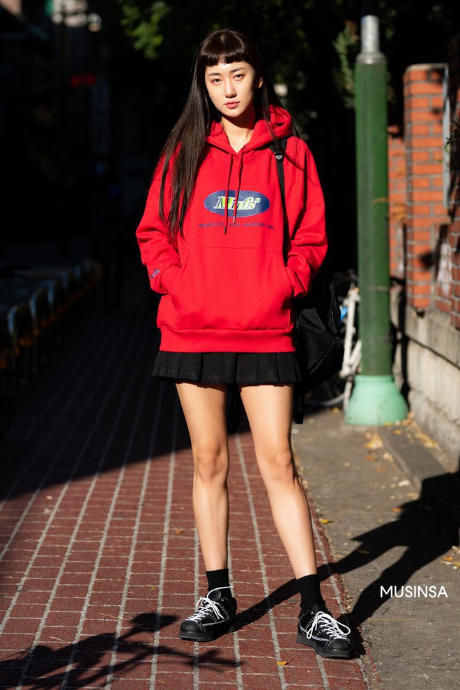 Street style giới trẻ H&agrave;n tuần qua chứng minh: mix đồ đơn giản, thoải m&aacute;i lu&ocirc;n l&agrave; đẹp v&agrave; cool nhất - Ảnh 1.