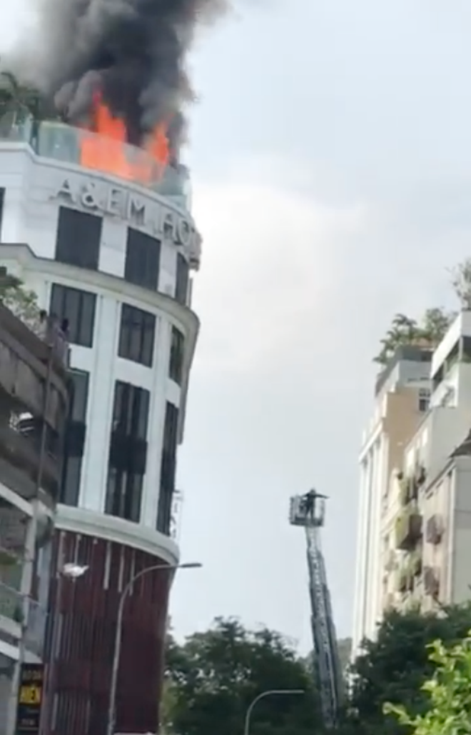 Lửa cháy ngùn ngụt tại khách sạn cao tầng ngay trung tâm quận 1, người dân và khách nước ngoài hoảng loạn - Ảnh 2.