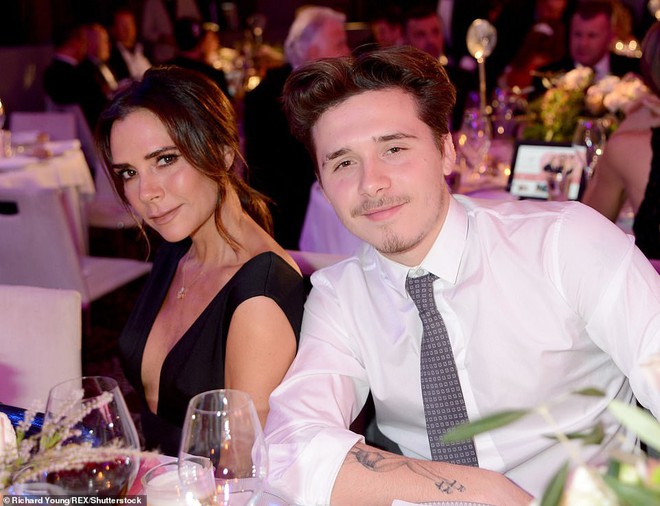 19 tuổi, Brooklyn Beckham lại tr&ocirc;ng gi&agrave; ch&aacute;t khi nu&ocirc;i r&acirc;u v&agrave; để t&oacute;c bổ luống dự sự kiện c&ugrave;ng mẹ - Ảnh 2.