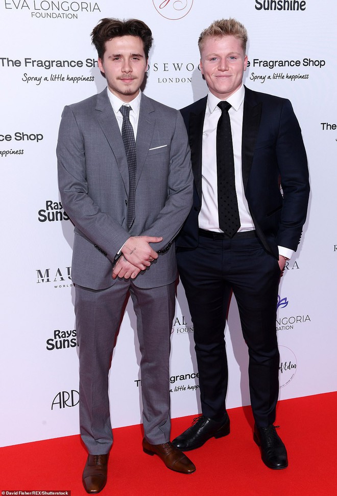 19 tuổi, Brooklyn Beckham lại tr&ocirc;ng gi&agrave; ch&aacute;t khi nu&ocirc;i r&acirc;u v&agrave; để t&oacute;c bổ luống dự sự kiện c&ugrave;ng mẹ - Ảnh 3.